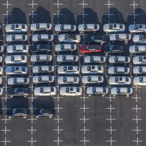 Luftaufnahme vom Parkplatz für neu hergestellte BMW im Werk in Dingolfing - Klaus Leidorf