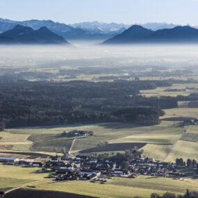 Luftaufnahme von Dettendorf vor den Alpen - Klaus Leidorf