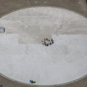 Luftaufnahme von Studenten auf dem Willy-Brandt-Platz in München-Riem - Klaus Leidorf