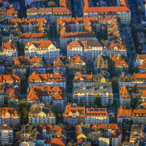 Luftaufnahme von Wohnblocks in München-Schwabing zwischen Belgradstraße und Römerstraße im winterlichen Abendlicht. - Klaus Leidorf