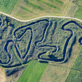 Luftaufnahme von den Kurven der Großen Laber zwischen Niederleierndorf und Schierling