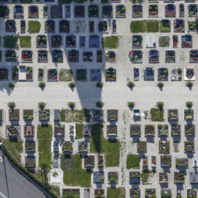 Luftaufnahme von einem falsch geparkten roten Auto am Friedhof - Klaus Leidorf