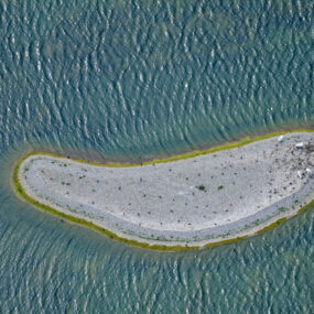 Luftaufnahme von einer frisch angelegten Insel im Baggersee bei Höchstädt a.d.Donau - Klaus Leidorf