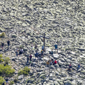 Wanderer auf dem Gipfel des Lusen im Bayerischen Wald - Klaus Leidorf