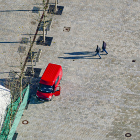 Zwei Fußgänger und roter Kastenwagen - Klaus Leidorf