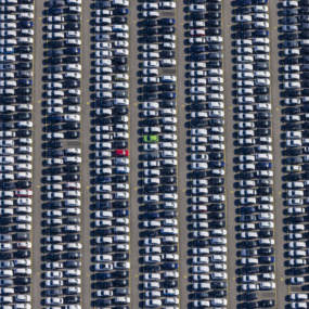 Zwei farbige Fahrzeuge im Autoterminal Probfeld - Klaus Leidorf